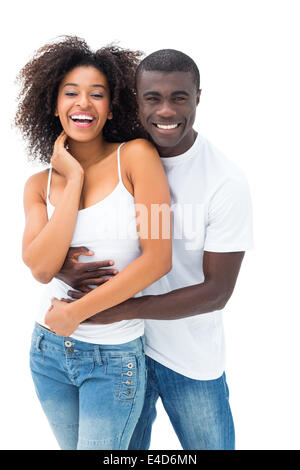 Lässige paar umarmt und lächelt in die Kamera Stockfoto