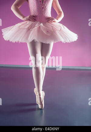 Anmutige Ballerina stehend En pointe Stockfoto