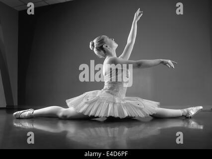 Anmutige Ballerina sitzend mit Beine ausgestreckt Stockfoto