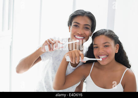 Hübsche Mutter mit ihrer Tochter ihre Zähne putzen Stockfoto