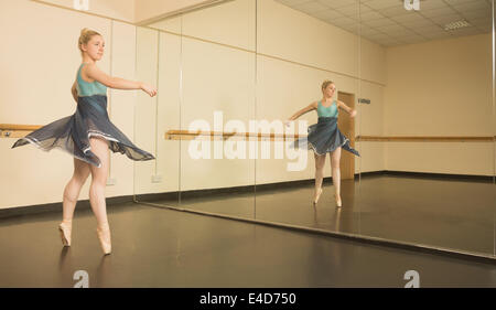 Schöne Ballerina tanzen vor Spiegel Stockfoto