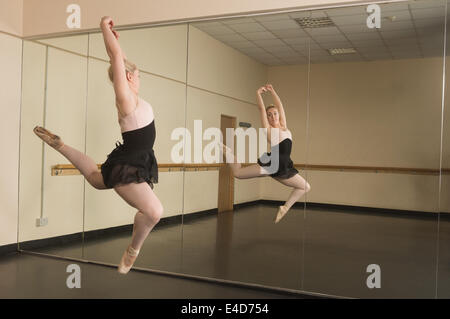 Schöne Ballerina tanzen vor Spiegel Stockfoto