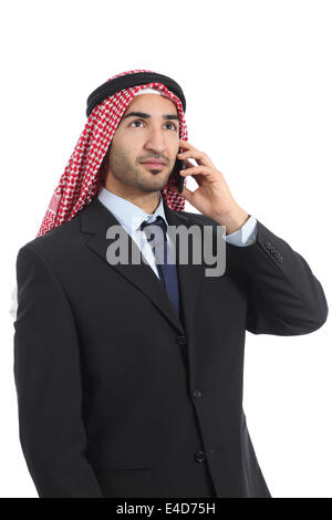 Arabische saudi Geschäftsmann telefonieren mit dem Handy isoliert auf weißem Hintergrund Stockfoto