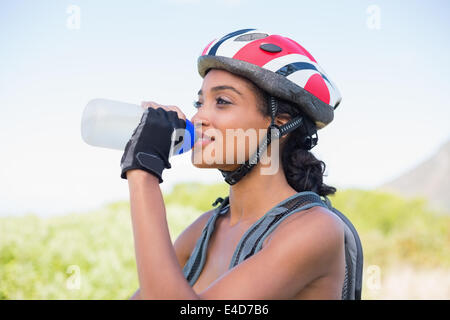 Fit Woman für Fahrrad Fahrt Trinkwasser Stockfoto