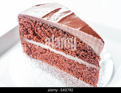 Stück Schokolade chiffon Kuchen auf weißen Teller Stockfoto