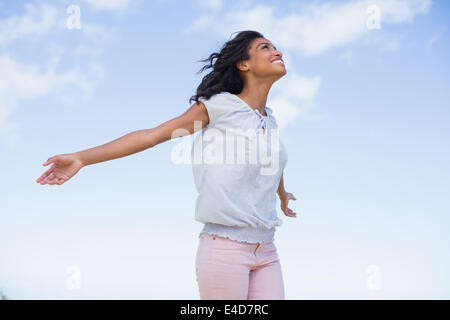 Lässige hübsche Frau, die Sonne zu genießen Stockfoto