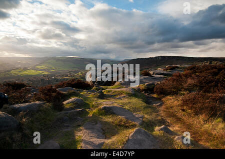 Blick vom Baslow Kante in Richtung der Curber Kante in der Peak District National Park. Stockfoto