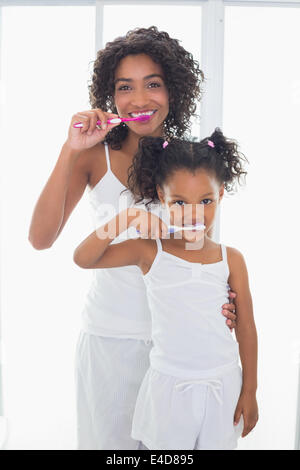 Hübsche Mutter mit ihrer Tochter die Zähne putzen Stockfoto