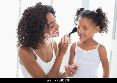 Hübsche Mutter Unterricht ihrer Tochter über Make-up Stockfoto