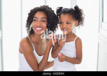 Hübsche Mutter Unterricht ihrer Tochter über Make-up Stockfoto