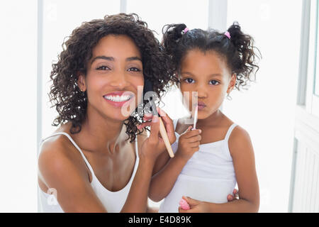 Hübsche Mutter Unterricht ihrer Tochter über Make-up Stockfoto