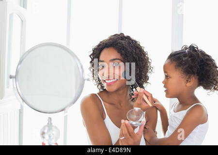 Hübsche Mutter Unterricht ihrer Tochter über Make-up Stockfoto