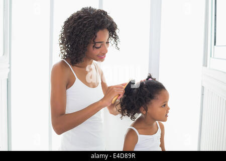 Hübsche Mutter ihre Töchter Haare Bürsten Stockfoto