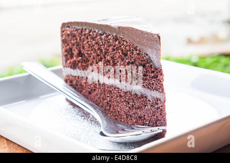 Nahaufnahme Schokolade Pudding Kuchen serviert mit Löffel und Gabel Stockfoto