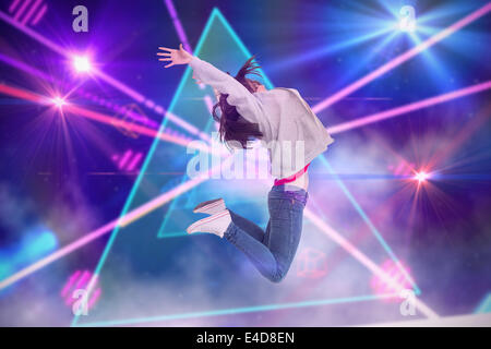 Zusammengesetztes Bild der fröhliche junge Frau springen Stockfoto