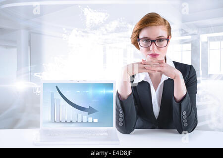Zusammengesetztes Bild der rothaarige Geschäftsfrau am Schreibtisch Stockfoto