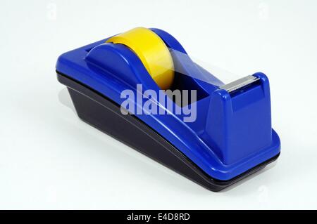 Klar Klebeband in einem blauen dispenser Stockfoto