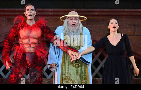 Erfurt, Deutschland. 8. Juli 2014. Martin Schäffner (L-R) als Teufel, Brigitte Oelke als Der Tod und Marysol Ximénez-Carrillo als Werke üben eine Szene für die Premiere von "Jedermann - Die Rockoper" (beleuchtet: jedermann - die Rock-Oper) während die DomStufen-Festspiele in Erfurt, Deutschland, 8. Juli 2014. Das Stück mit der Musik von Wolfgang Boehmer war geschrieben und unter der Regie von Peter Lund und Premiere am 10. Juli 2014. Das Opern-Festival läuft bis 27 Juli DomStufen-Festspiele. Foto: Martin Schutt/Dpa/Alamy Live News Stockfoto