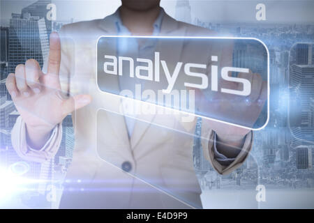 Geschäftsfrau, die auf die Wort-Analyse Stockfoto