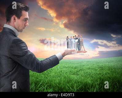 Zusammengesetztes Bild des Kaufmanns halten Business-team Stockfoto