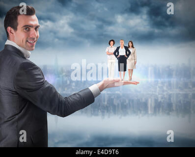 Zusammengesetztes Bild des Kaufmanns halten Business-team Stockfoto