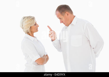 Verärgerter Mann auf seinem Partner zeigen Stockfoto