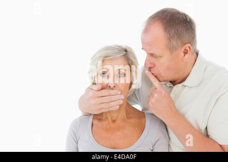 Mann seinem ängstlichen Partner zum Schweigen zu bringen Stockfoto