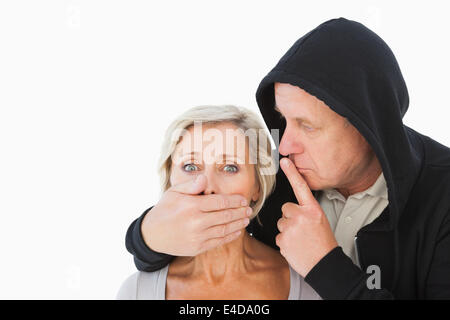 Älterer Mann seinem ängstlichen Partner zum Schweigen zu bringen Stockfoto