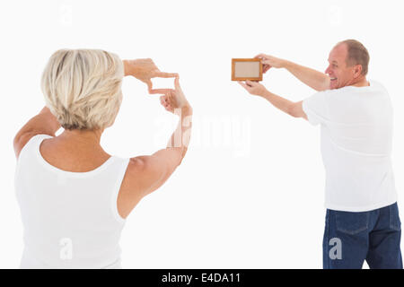 Älteres paar Bilderrahmen aufhängen Stockfoto