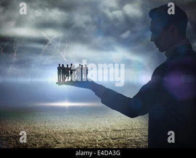 Zusammengesetztes Bild des Kaufmanns halten Business-team Stockfoto