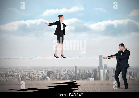 Junger Geschäftsmann ziehen eine Gratwanderung für die Geschäftsfrau Stockfoto