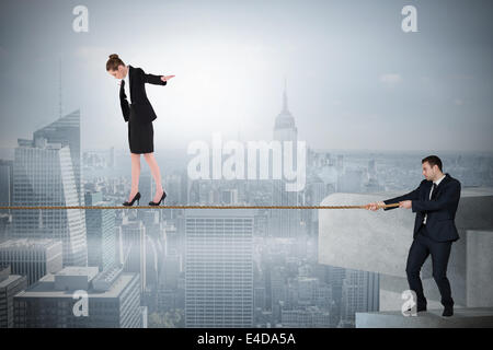 Junger Geschäftsmann ziehen eine Gratwanderung für Business-Frau Stockfoto