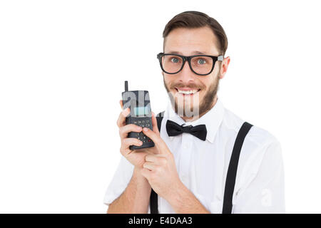 Geeky Hipster hält ein Retro-Handy Stockfoto