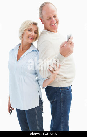 Gerne älteres paar Smartphone zusammen betrachten Stockfoto