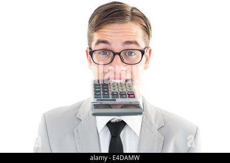 Geeky lächelnd Geschäftsmann beißende Rechner Stockfoto