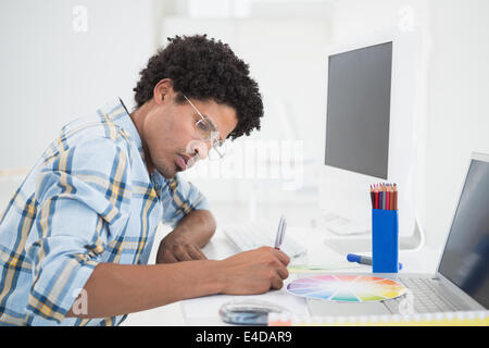 Junge Designer arbeitet an seinem Schreibtisch