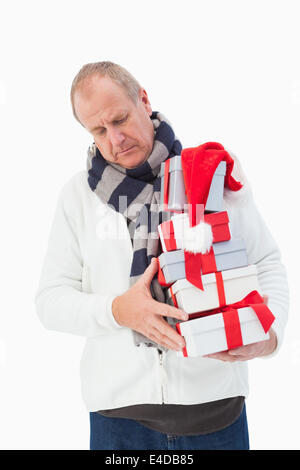 Reifer Mann in Winterkleidung hält Geschenke Stockfoto