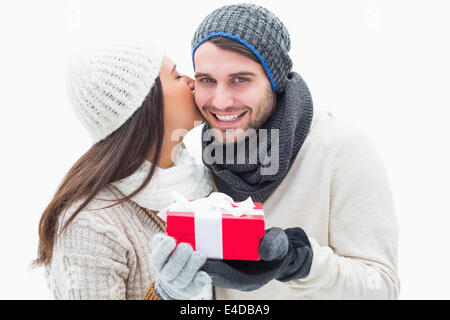 Attraktives junges Paar in warme Kleidung mit Geschenk Stockfoto