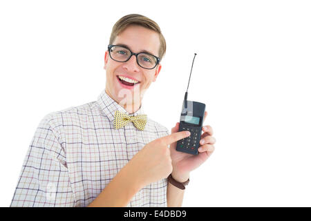 Geeky Hipster hält ein Retro-Handy Stockfoto