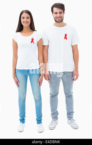 Attraktives junges Paar tragen Aids Awareness ribbons Stockfoto