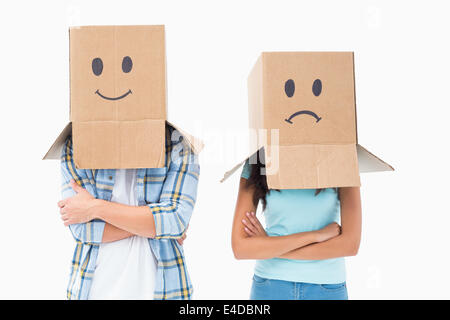 Junges Paar mit traurigen Gesicht Boxen über dem Kopf Stockfoto