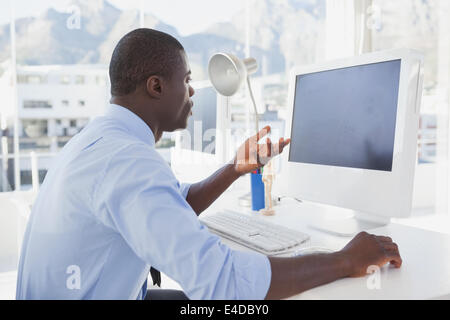 Konzentrierte sich Geschäftsmann arbeitet an seinem Schreibtisch auf video-chat Stockfoto