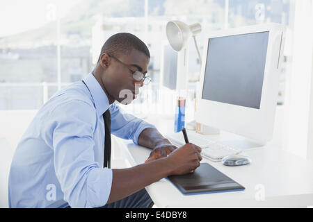 Konzentriert arbeiten an seinem Schreibtisch Geschäftsmann Stockfoto