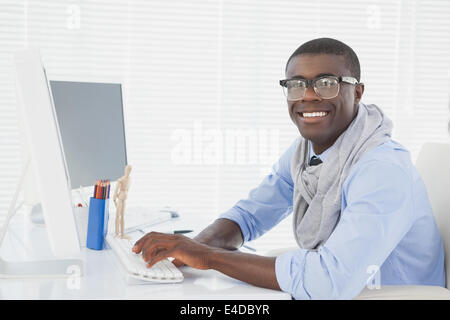 Hipster lächelnd Geschäftsmann arbeitet an seinem Schreibtisch Stockfoto