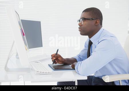 Fokussierte Geschäftsmann sitzt an seinem Schreibtisch arbeiten Stockfoto