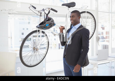 Glücklich Kaufmann mit seinem Fahrrad Stockfoto