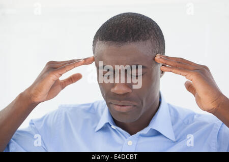 Gestressten Geschäftsmann bekommen Kopfschmerzen Stockfoto