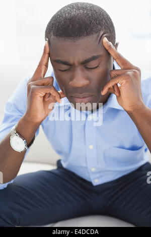 Gestressten Geschäftsmann bekommen Kopfschmerzen Stockfoto