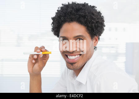 Glücklich Kaufmann Holding elektronische Zigarette Stockfoto