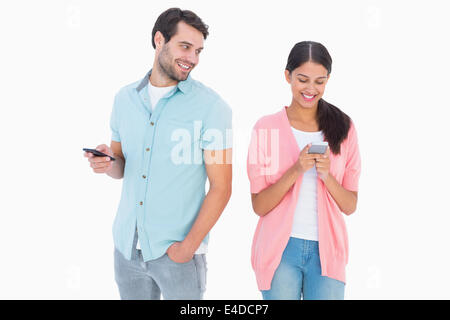 Glückliches Paar Kurzmitteilungen Stockfoto